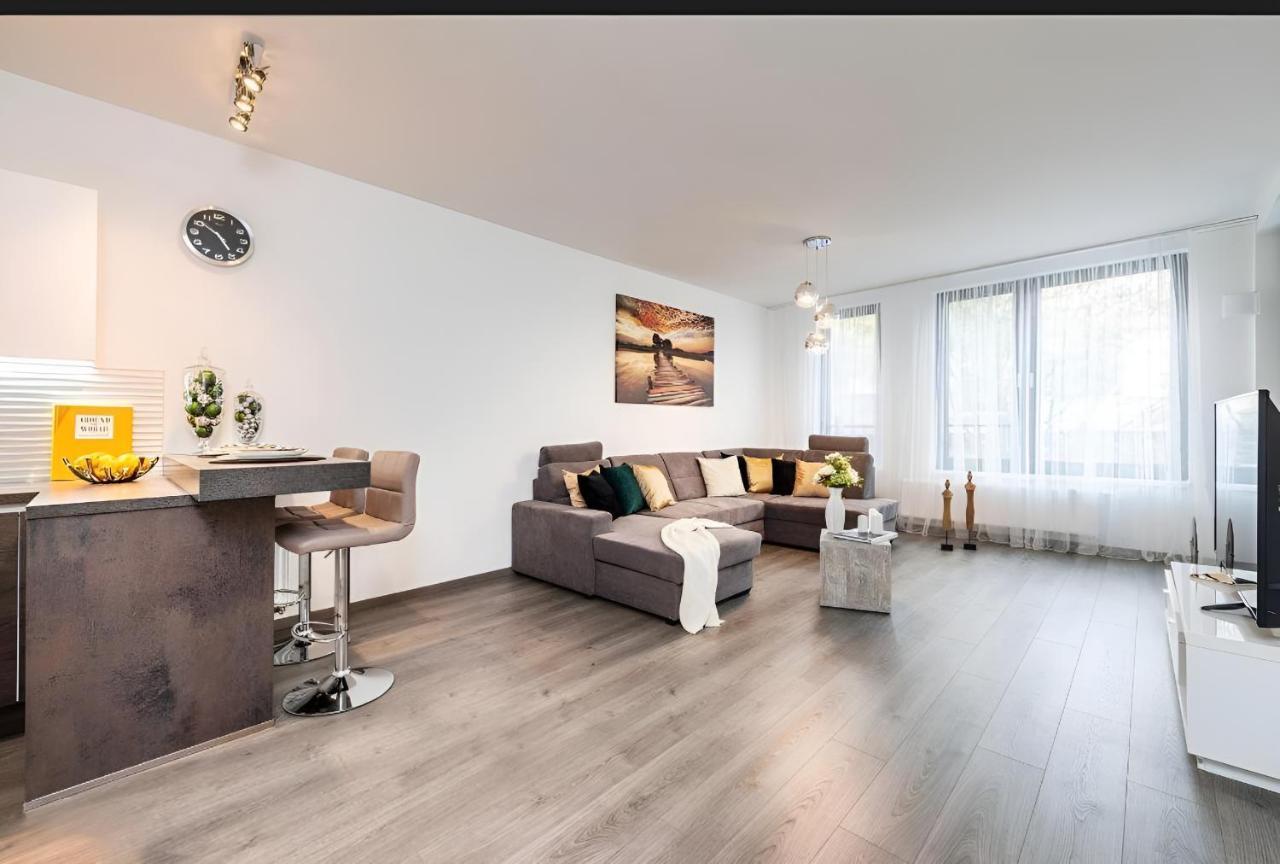 Luxury W/ River View + Private Parking *