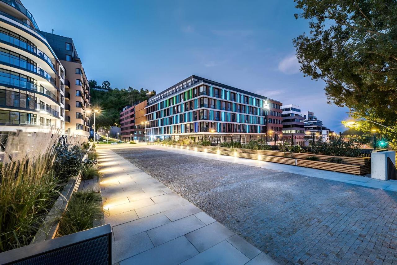 Luxury W/ River View + Private Parking
