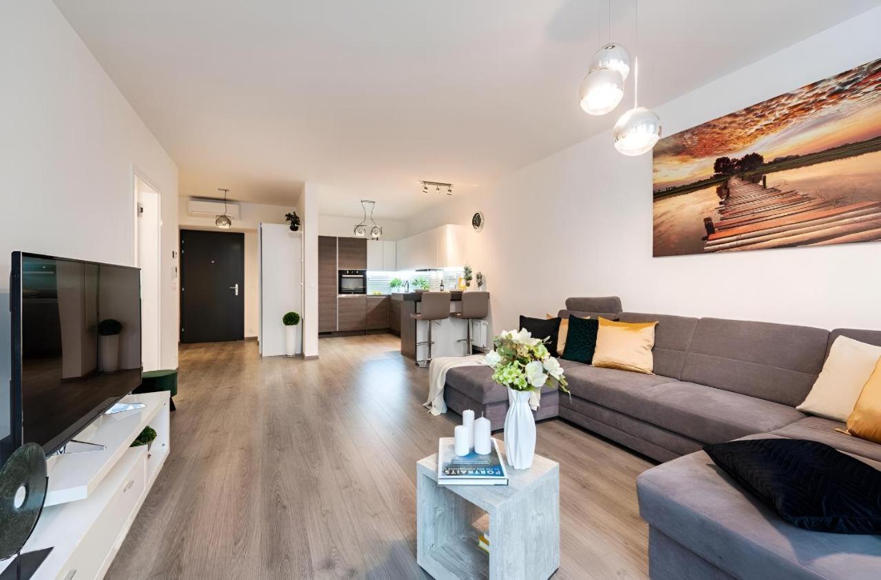 Luxury W/ River View + Private Parking *
