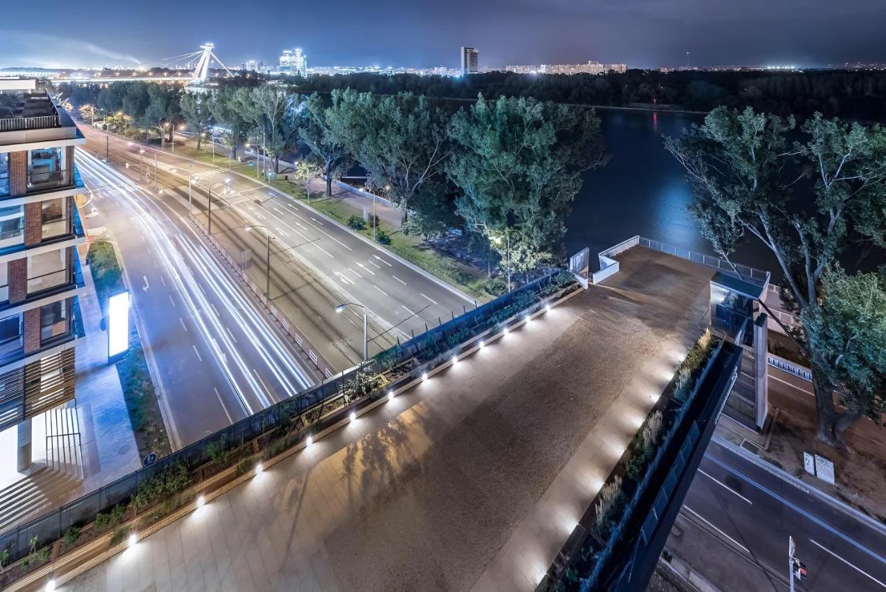 Apartment Luxury W/ River View + Private Parking
