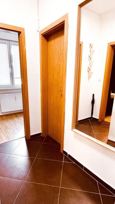 Moderny S Parkovanim Apartment