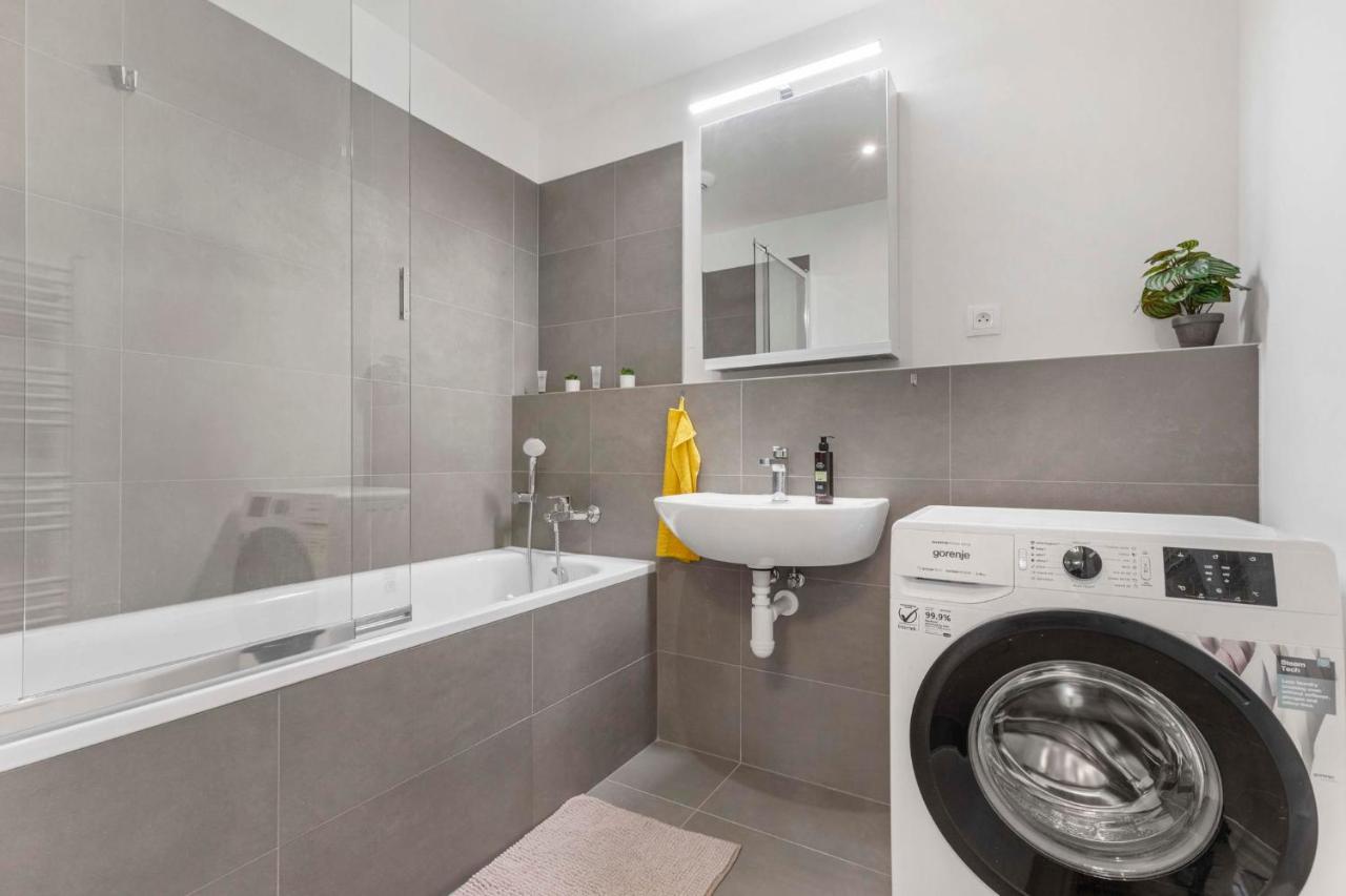Large 75 M2 Next To Airport - Free Parking Apartment