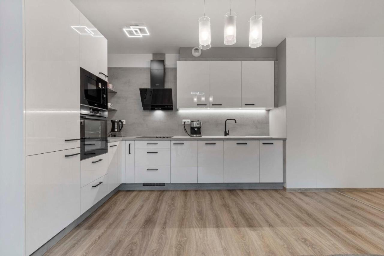Large 75 M2 Next To Airport - Free Parking * Bratislava