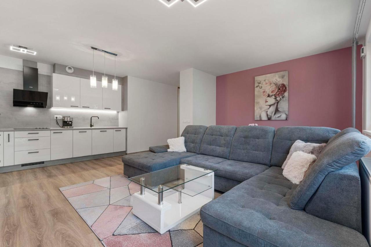 Large 75 M2 Next To Airport - Free Parking *