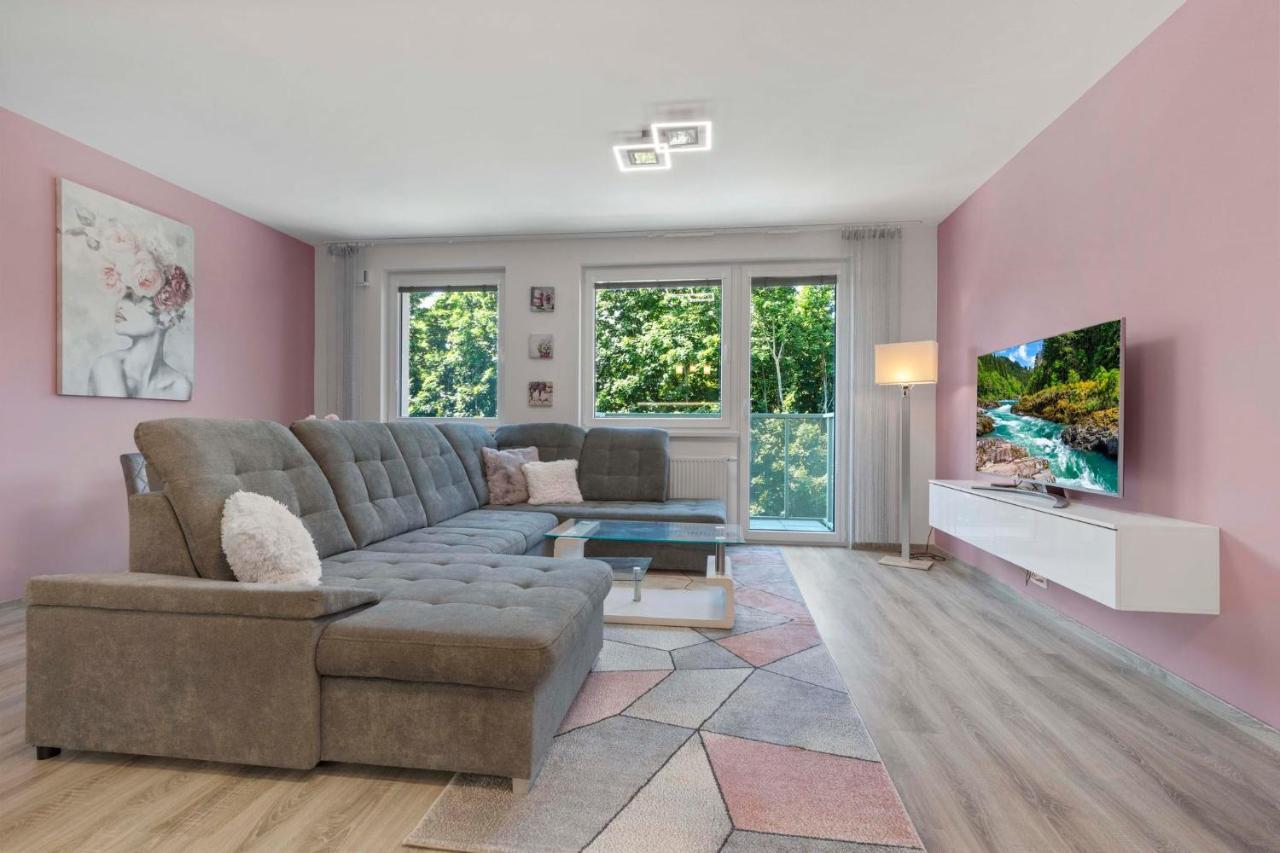 Large 75 M2 Next To Airport - Free Parking Apartment