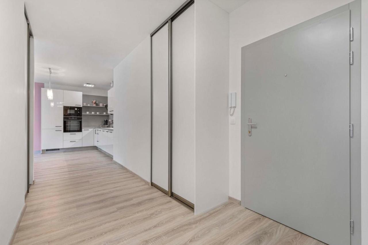 Apartment Large 75 M2 Next To Airport - Free Parking Bratislava