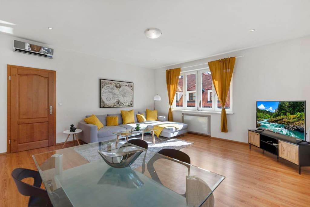 Exclusive In Centre Apartment Pressburg