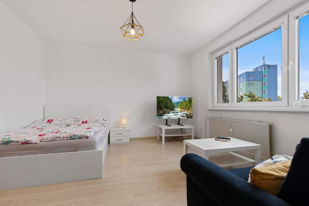 20 Minutes From Center W Netflix, Coffee Or Tea & Parking Apartment