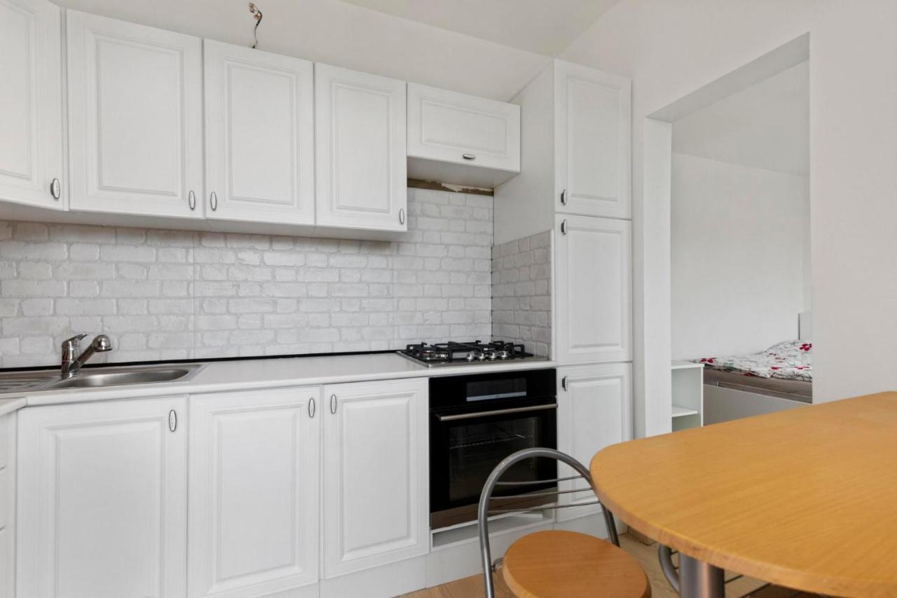 Apartment 20 Minutes From Center W Netflix, Coffee Or Tea & Parking