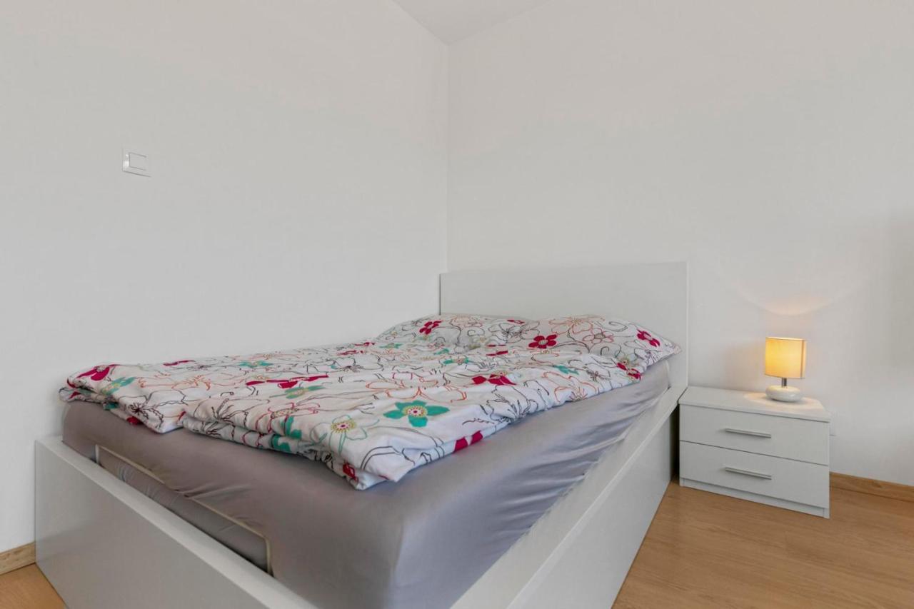 Apartment 20 Minutes From Center W Netflix, Coffee Or Tea & Parking