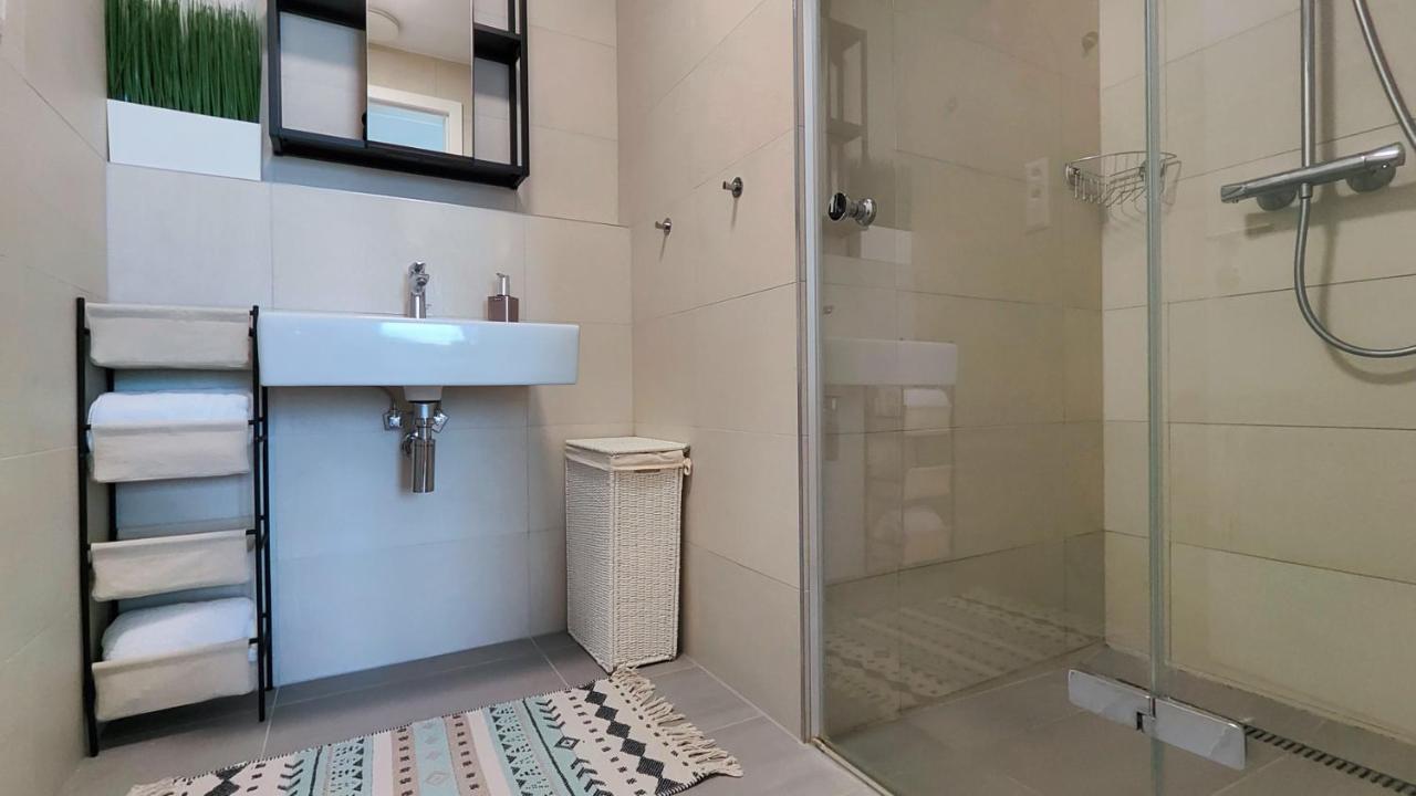 Beautiful 1 - Bedroom In Downtown Apartment Bratislava