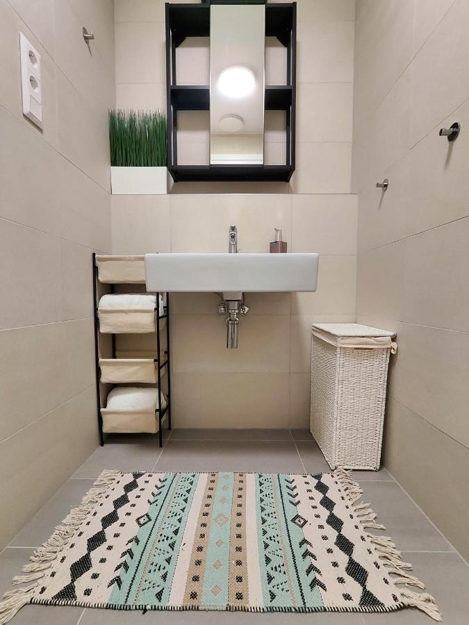 Beautiful 1 - Bedroom In Downtown Apartment *