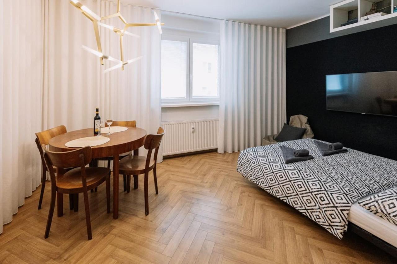 Stadiumside Studio * Pressburg