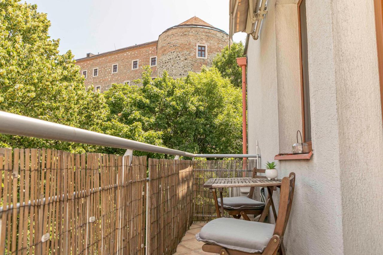 Castle View With Free Parking Apartment *