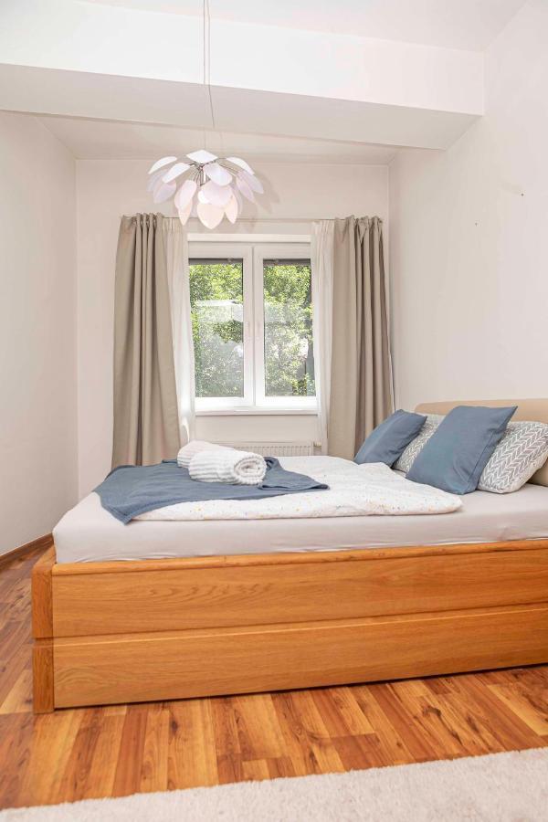 Castle View With Free Parking Apartment *