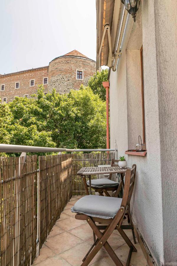 Castle View With Free Parking Apartment