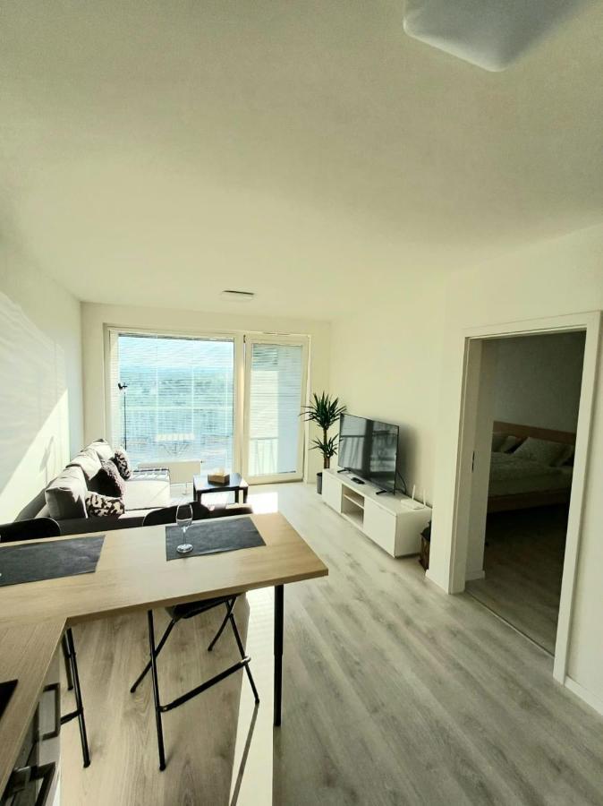New 5 Minutes By Walk From The Airport With Free Garage Parking Apartment