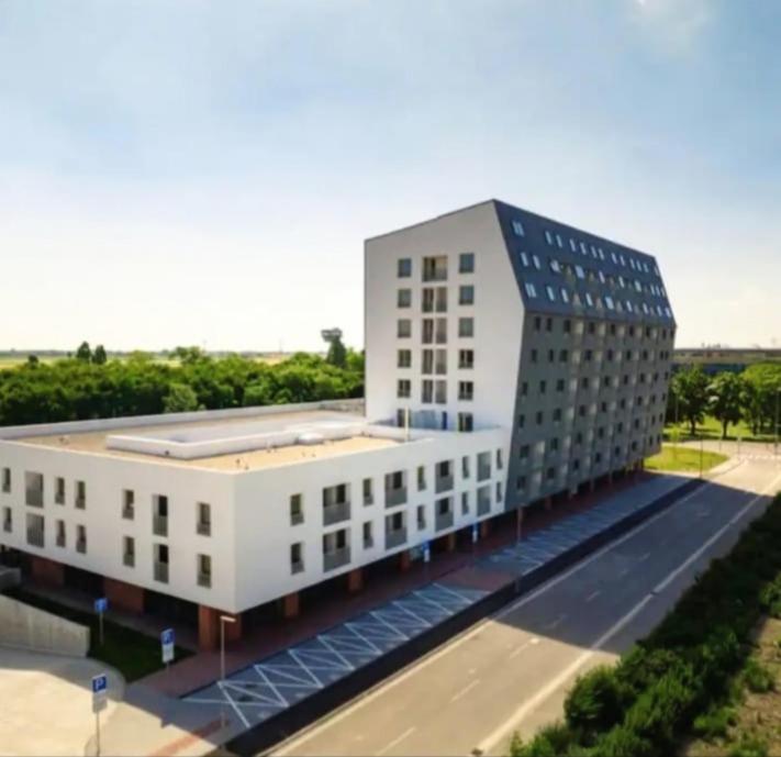 New 5 Minutes By Walk From The Airport With Free Garage Parking Apartment