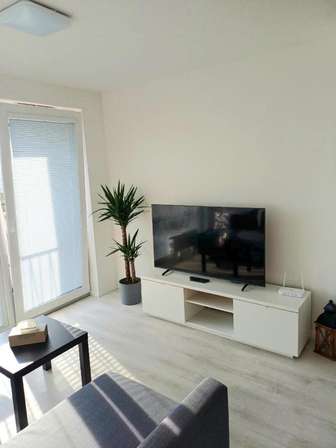 Apartment New 5 Minutes By Walk From The Airport With Free Garage Parking