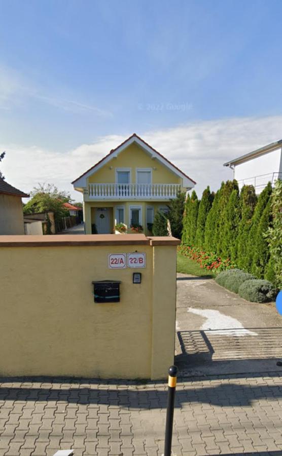 Nhà khách Cozy With Garden In