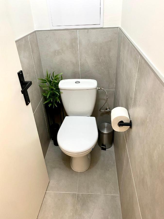 Dean - Next To Nivy Bus Station & Mall Pressburg