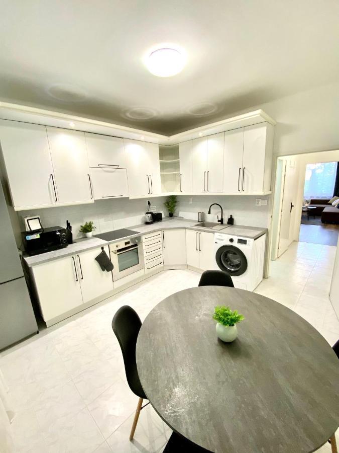 Dean - Next To Nivy Bus Station & Mall Apartment