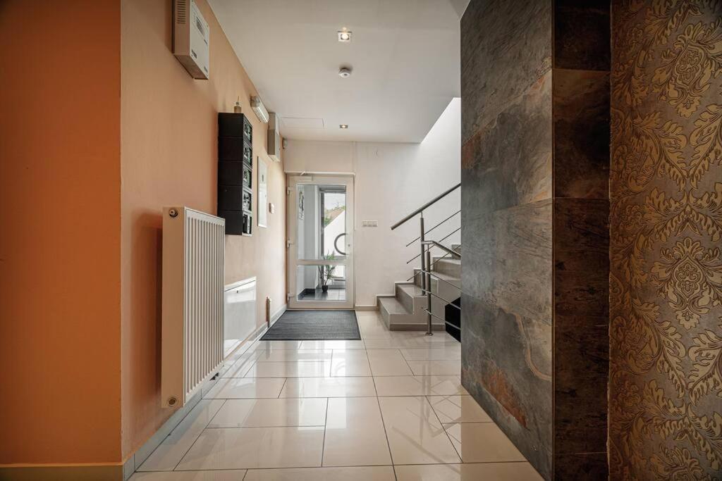 Apartment By Pyramid: Christoph *