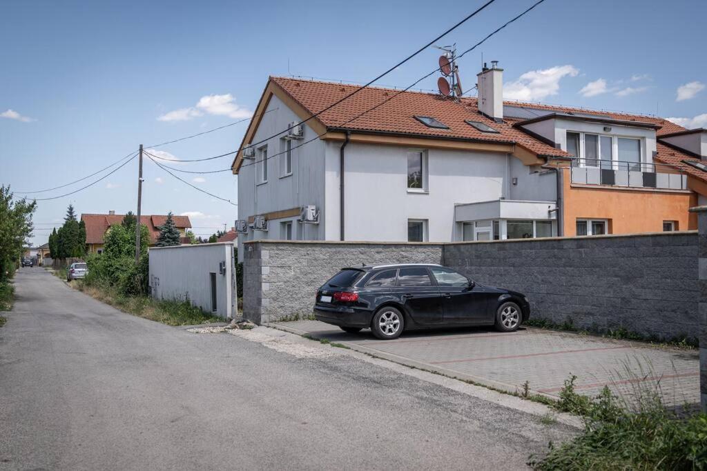 Apartment By Pyramid: Christoph