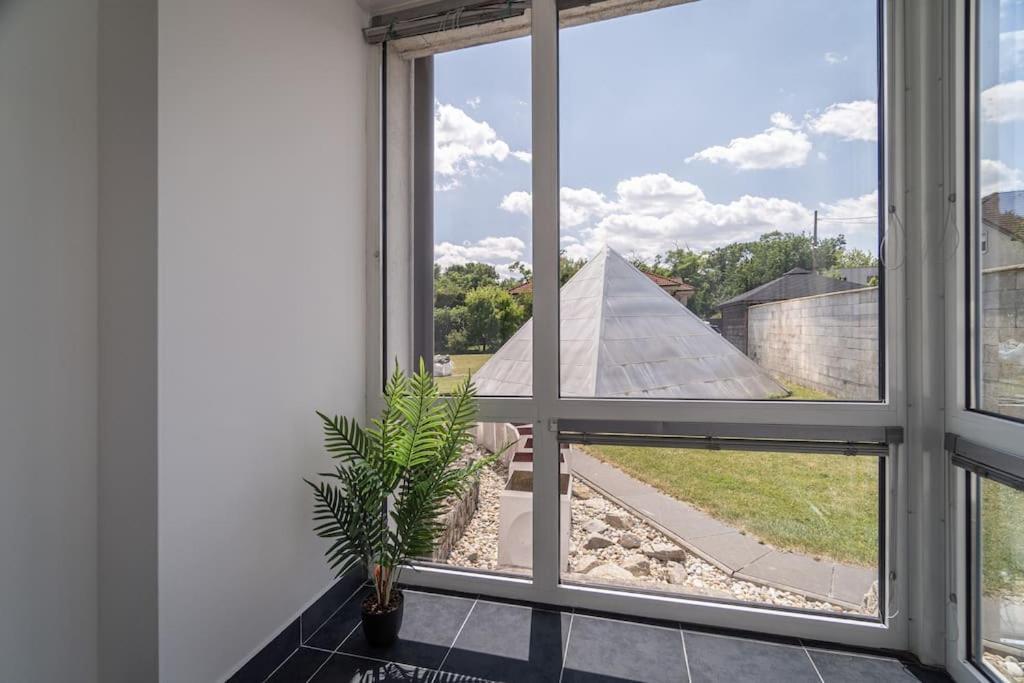 Apartment By Pyramid: Christoph