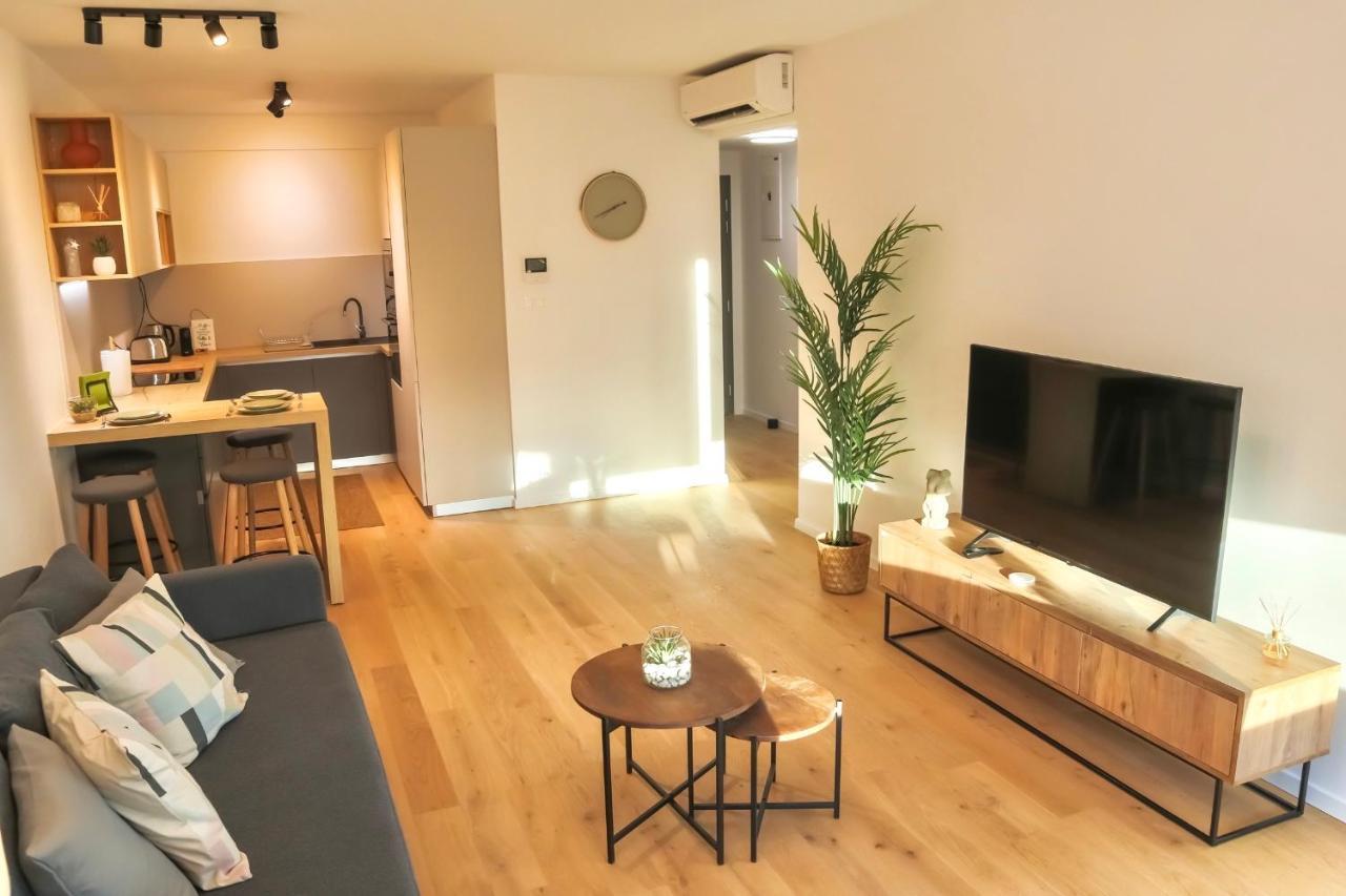 Premium New With Panoramic Castle View *