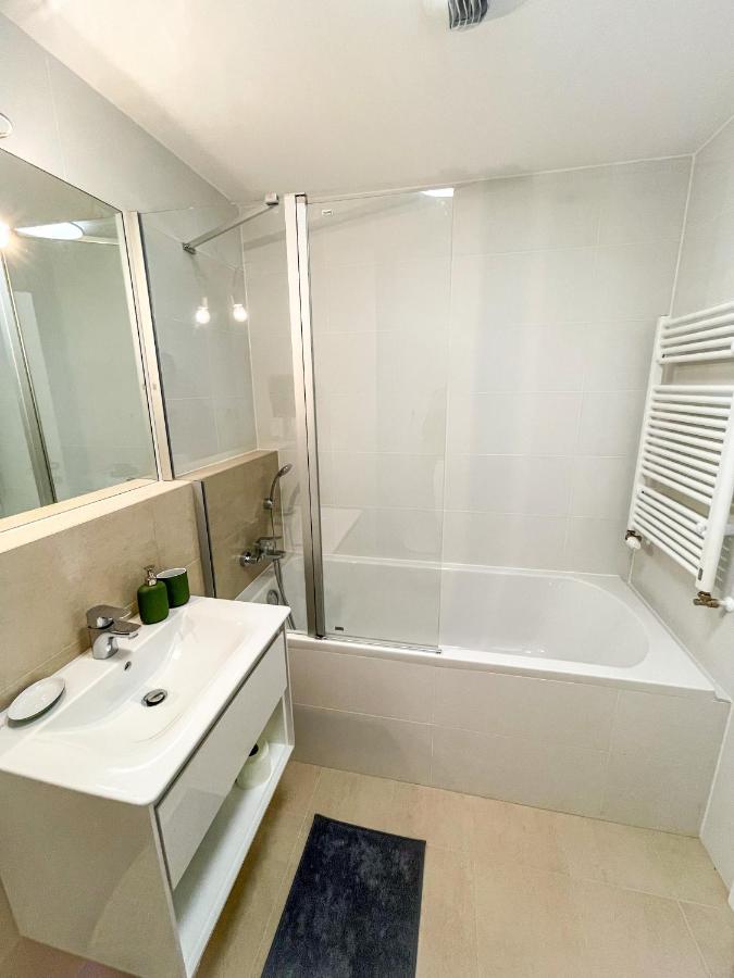 Premium New With Panoramic Castle View Apartment *