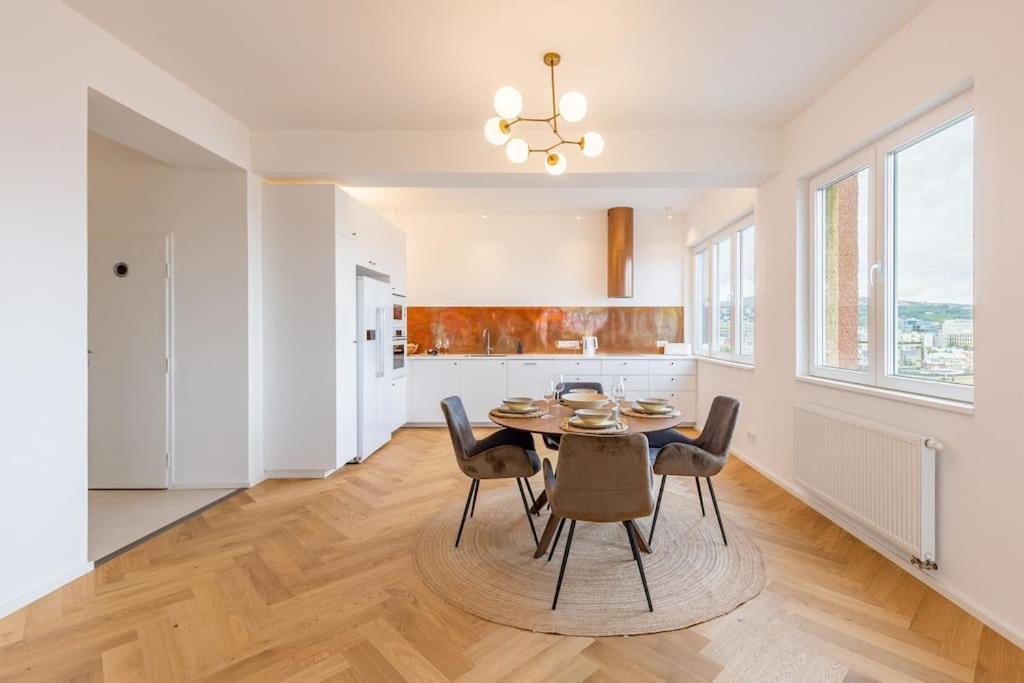 Manderlak In Old Town Apartment *