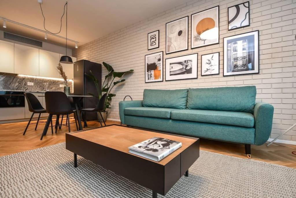 Apartment Skypark Luxury With Skyline View & Free Parking