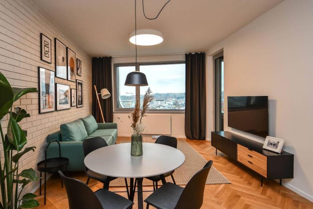 Skypark Luxury With Skyline View & Free Parking