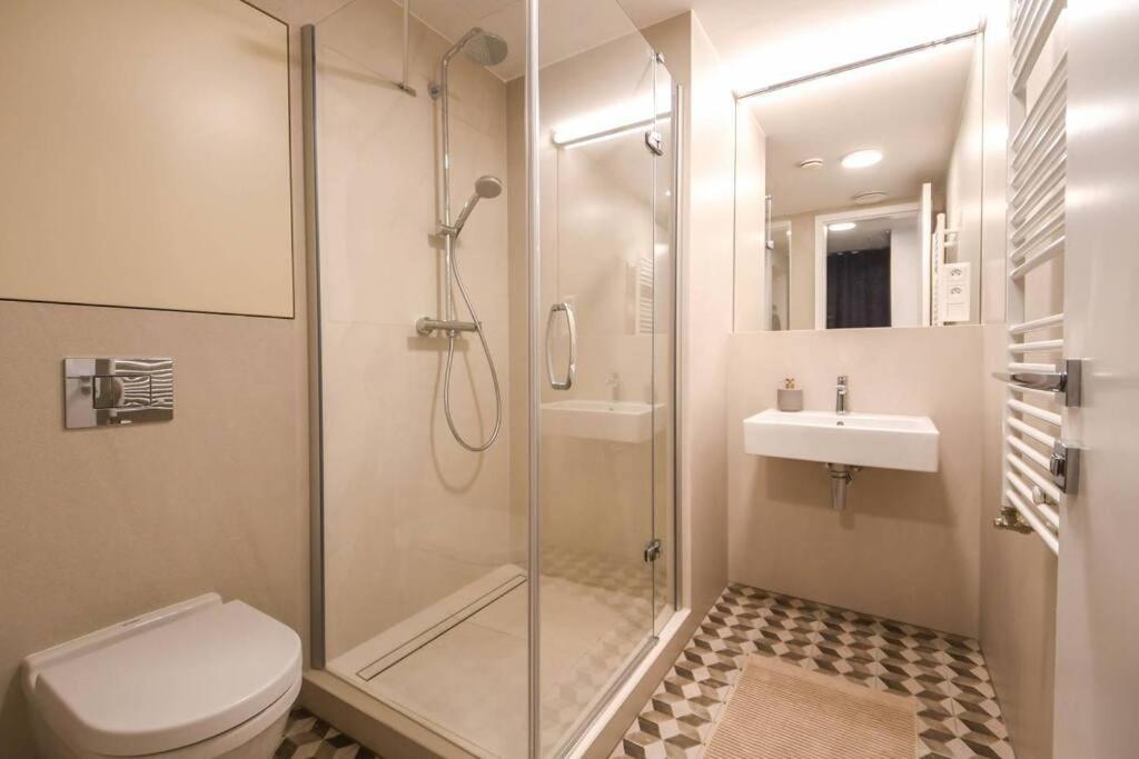 Skypark Luxury With Skyline View & Free Parking Apartment *