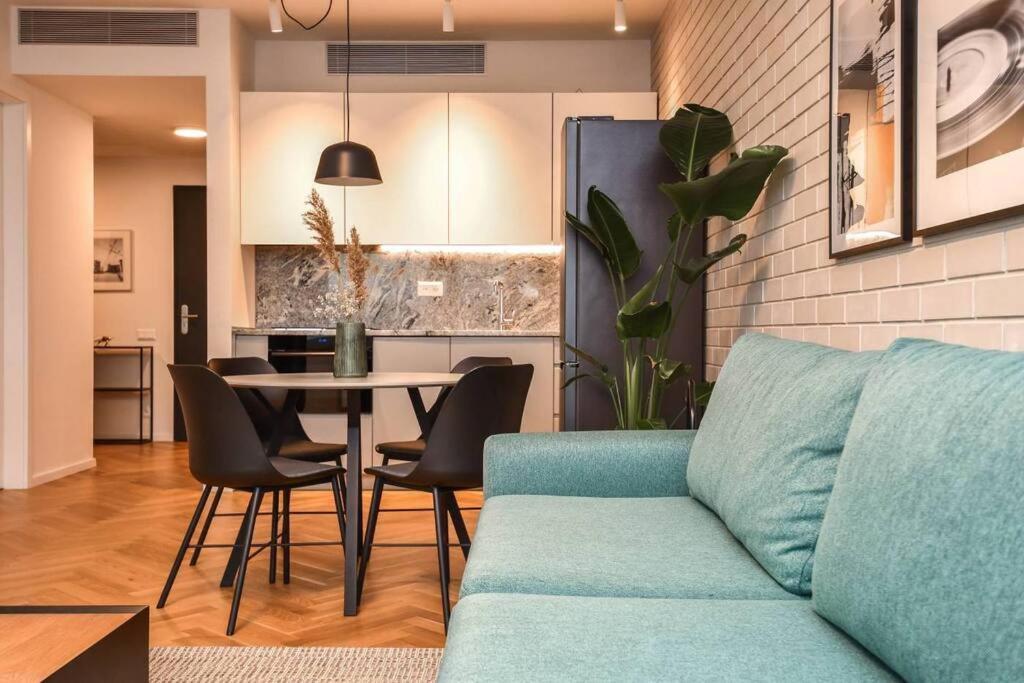 Apartment Skypark Luxury With Skyline View & Free Parking