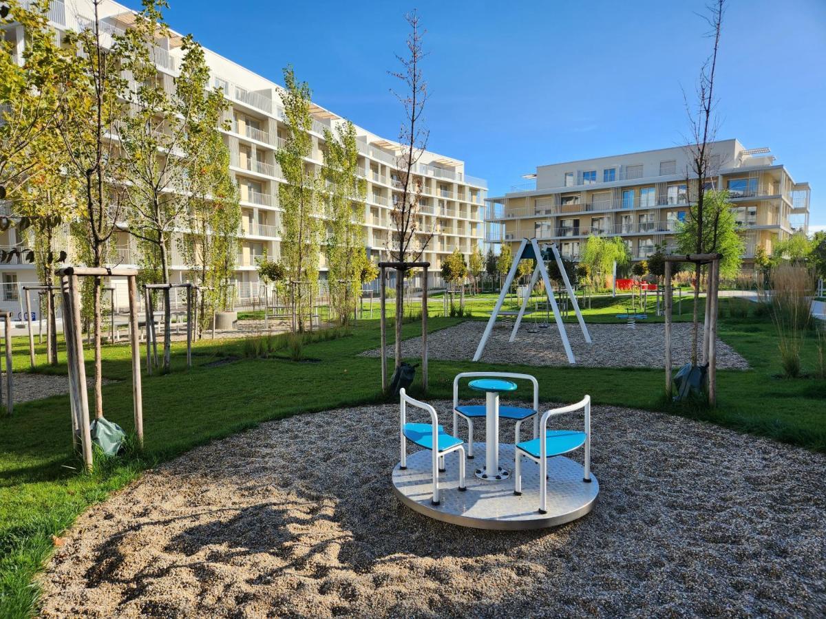 Apartment Ba With Free Garage Parking, Huge Outside Area *