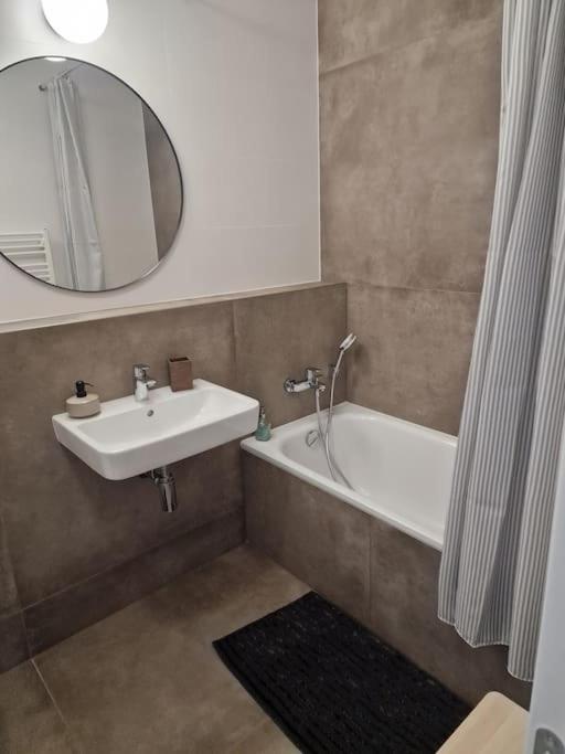 Stylish Urban With Parking Spot Apartment Pressburg