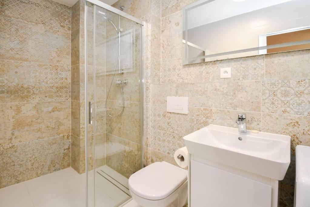 New Modern In Center Apartment *