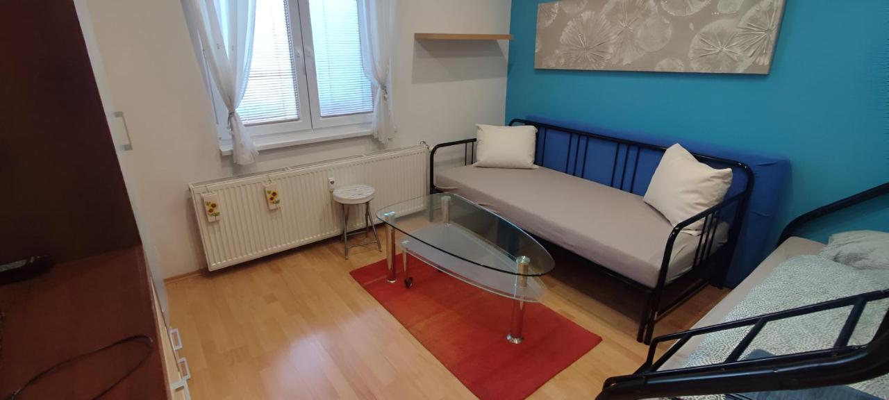 Blue In Center, Location Apartment *