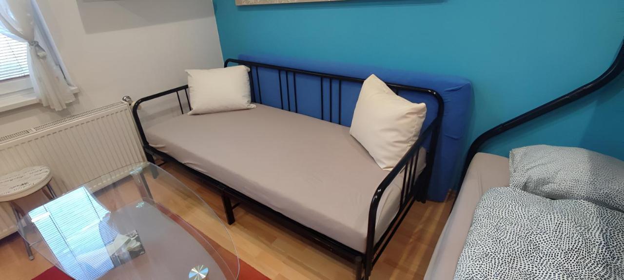 Blue In Center, Location Apartment