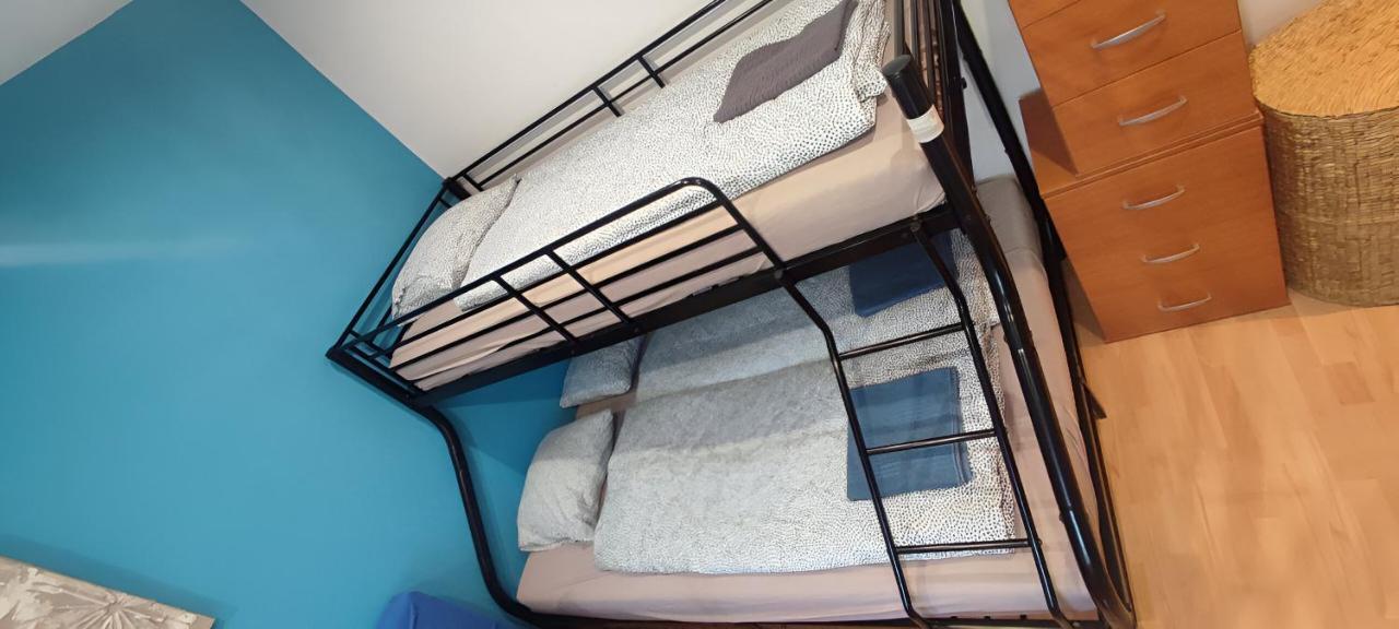 Blue In Center, Location Apartment