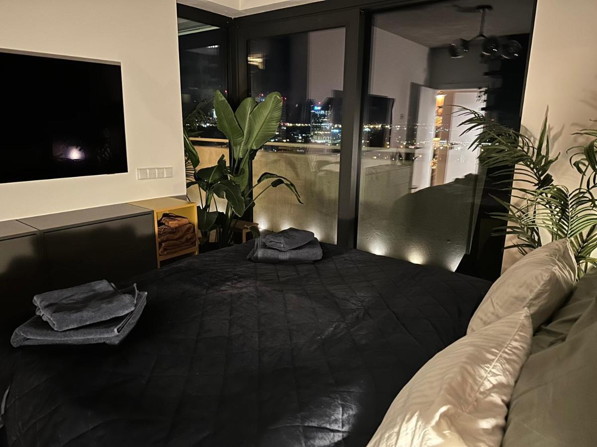 Apartment Skyline Elegance With Free Parking Pressburg