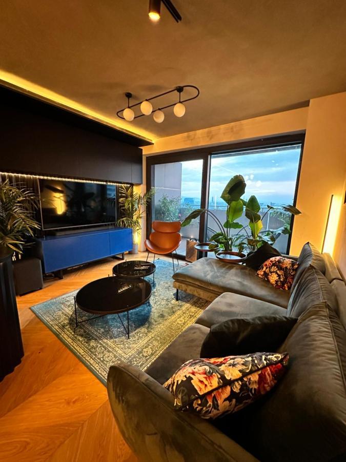 Skyline Elegance With Free Parking Pressburg