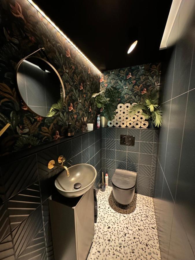 Skyline Elegance With Free Parking Apartment Pressburg