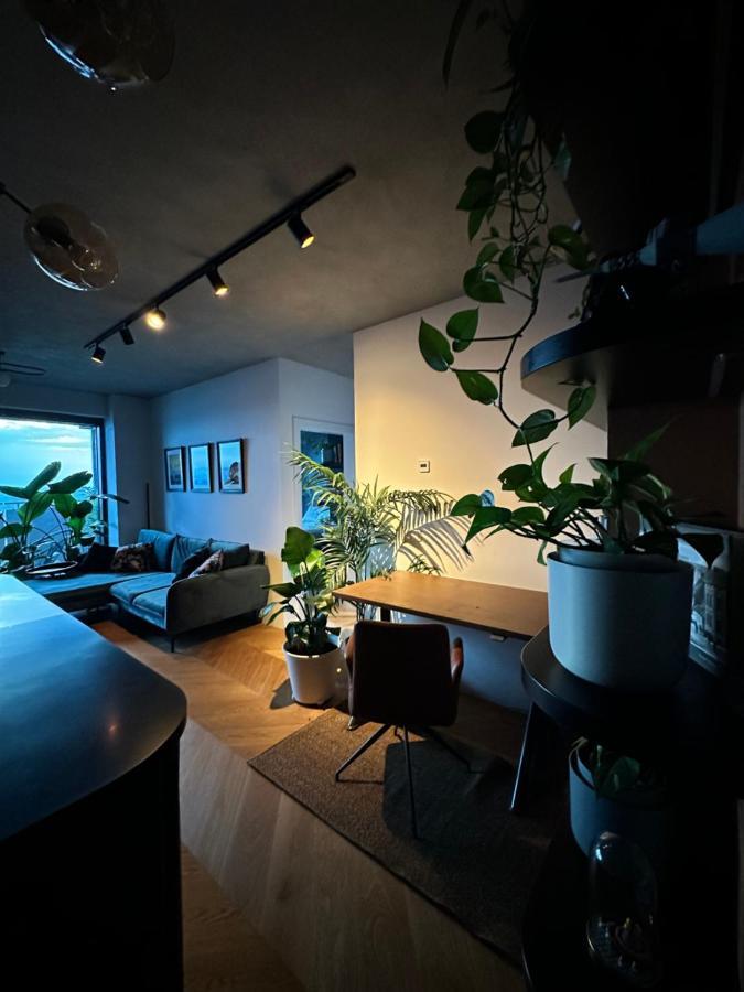 Skyline Elegance With Free Parking Apartment Pressburg