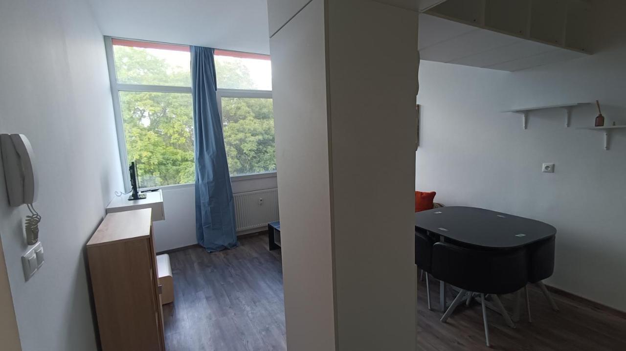 Apartment 2 Apartment, 413 *