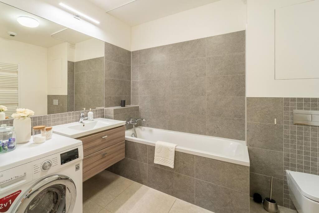 Panorama - Luxury In The Center Of Bratislava, Free Parking, Location Apartment