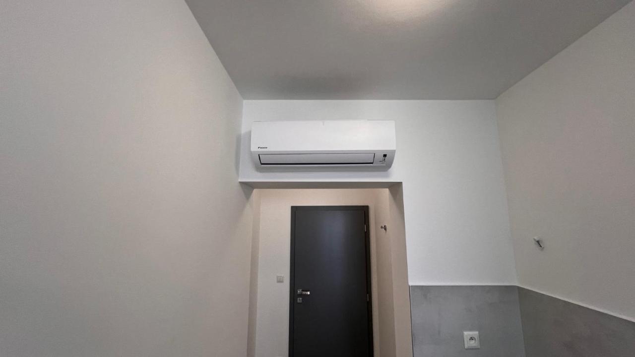 Air Conditioned 1 Vienna Gate, 3