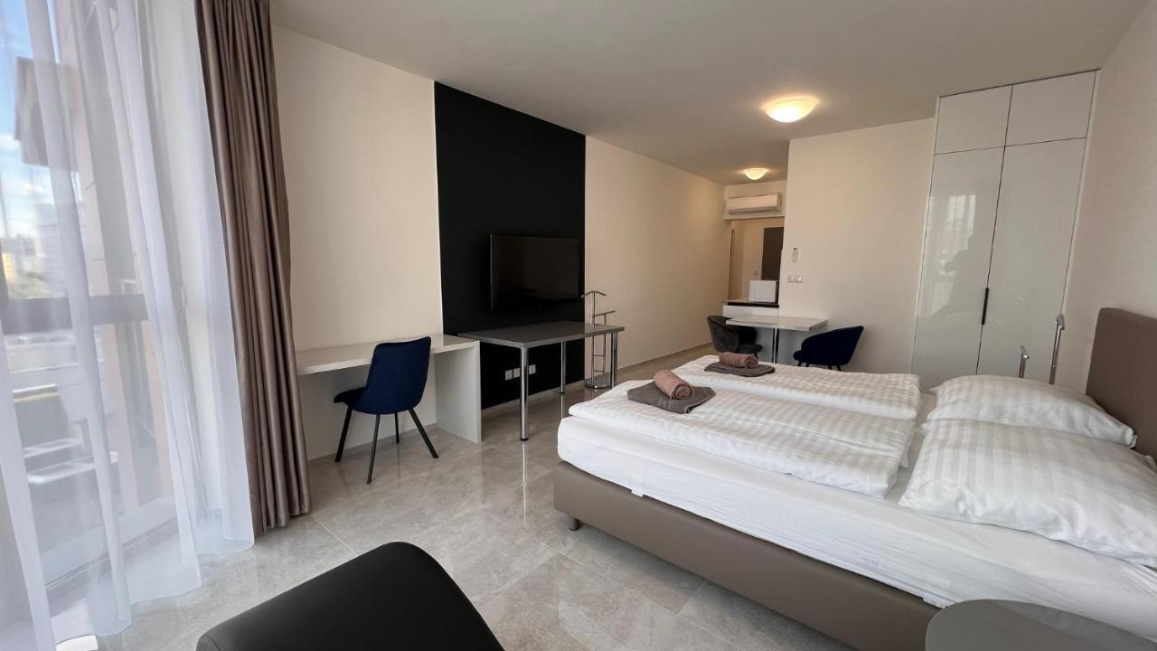 Air Conditioned 1 Vienna Gate, 3 *